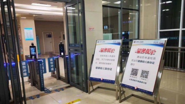 疫情防控智能通行閘機(jī)“掃一掃”，醫(yī)院通行就診更便捷